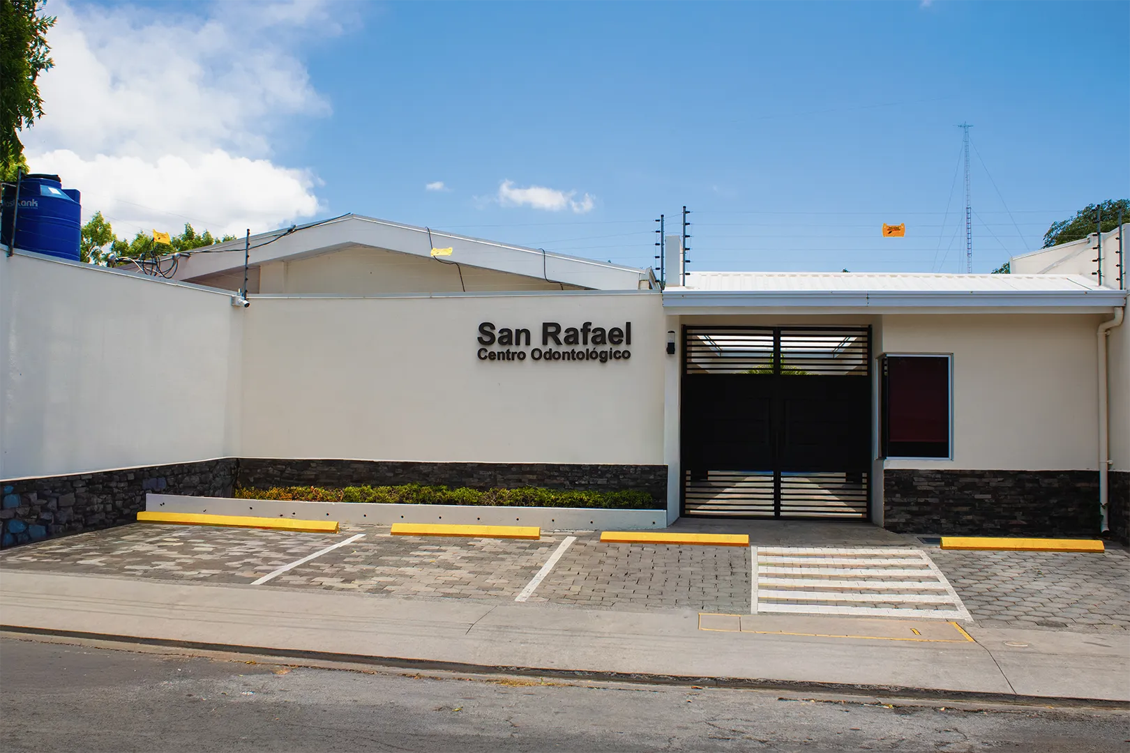 Parqueo Centro Odontológico San Rafael